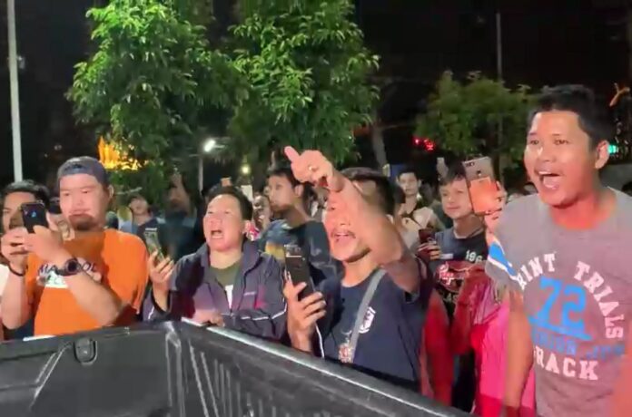An angry crowd shouts at road rage suspect Rachata Wangkitcharoengsuk in front of Phutthamonthon Police Station on Oct. 23, 2019.