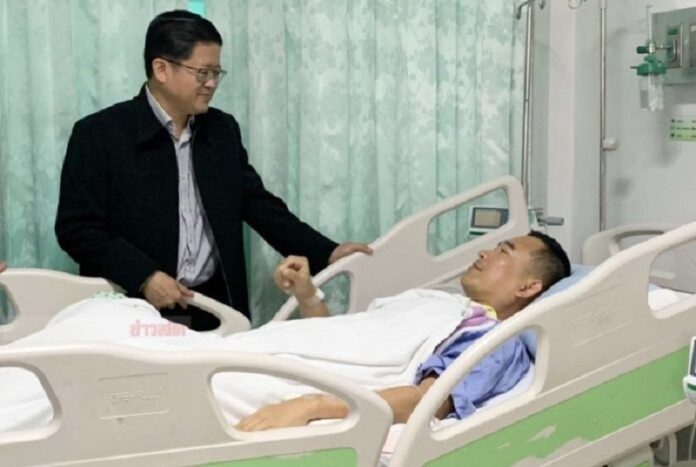 Court of Justice sec-gen Sarawut Benchakul visits Yala judge Khanakorn Pianchana in hospital on Oct. 6, 2019. Image: Court of Justice.