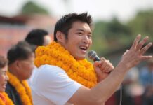 Thanathorn Sues Officials for ‘Rushing’ His Case to Court A file photo of Future Forward Party leader Thanathorn Juangroongruangkit campaigning in March 2019.