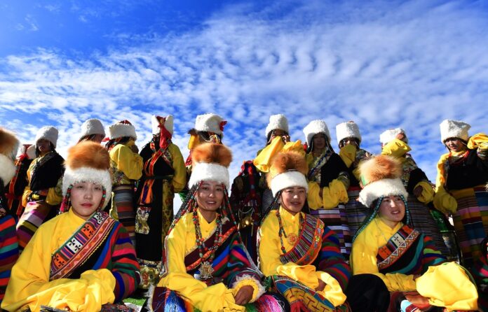 Tibetans during a horse racing festival in Nagqu City, southwest China's Tibet Autonomous Region. (Xinhua/Chogo)