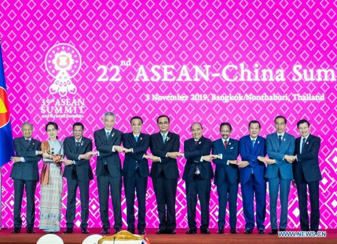 Chinese Premier Li Keqiang (5th L) poses for a group photo with other leaders at the 22nd China-ASEAN (10+1) leaders' meeting in Bangkok, Thailand, Nov. 3, 2019. (Xinhua/Zhai Jianlan)