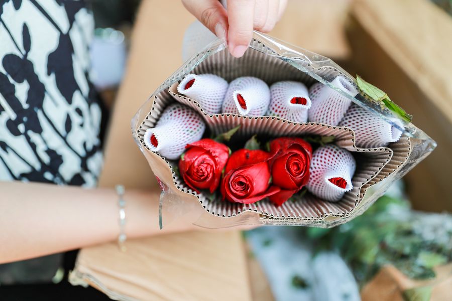 Owner of a flower store checks flowers from southwest China's Yunnan Province in Bangkok, Thailand, Feb. 10, 2019. Photo: Zhang Keren / Xinhua