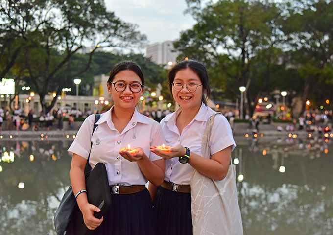 Students holding small candle krathongs at Chulalongkorn University. Photo: Chulalongkorn University