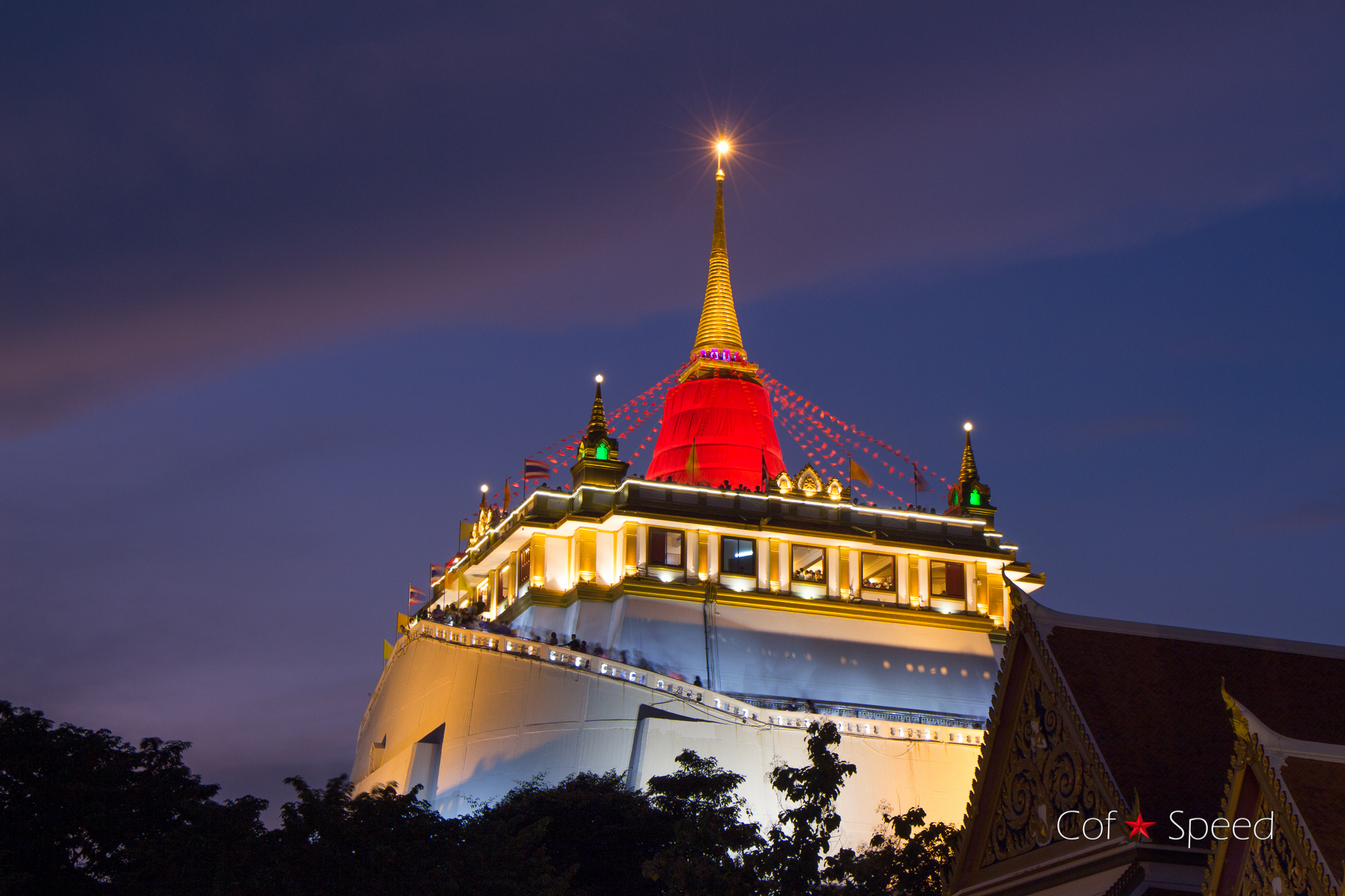 The Golden Mount at Wat Saket being wrapped with red cloth to observe the full moon occasion. Photo: shtv speedhorse / Flickr