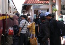 Bomb Damages Southern Railway, Stranding Commuters