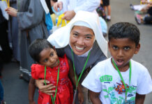 ‘I Could Really Feel His Mercy’: Thais and Foreigners Receive Pope at Hospital (Photos)