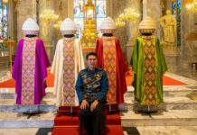 Gov’t Gifts Thai-Designed Holy Vestment to Pope Francis