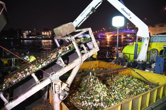 Municipal city workers pick up krathongs Nov. 12, 2019 on the Chao Phraya in Bangkok. Photo: Aswin Kwanmuang / Facebook