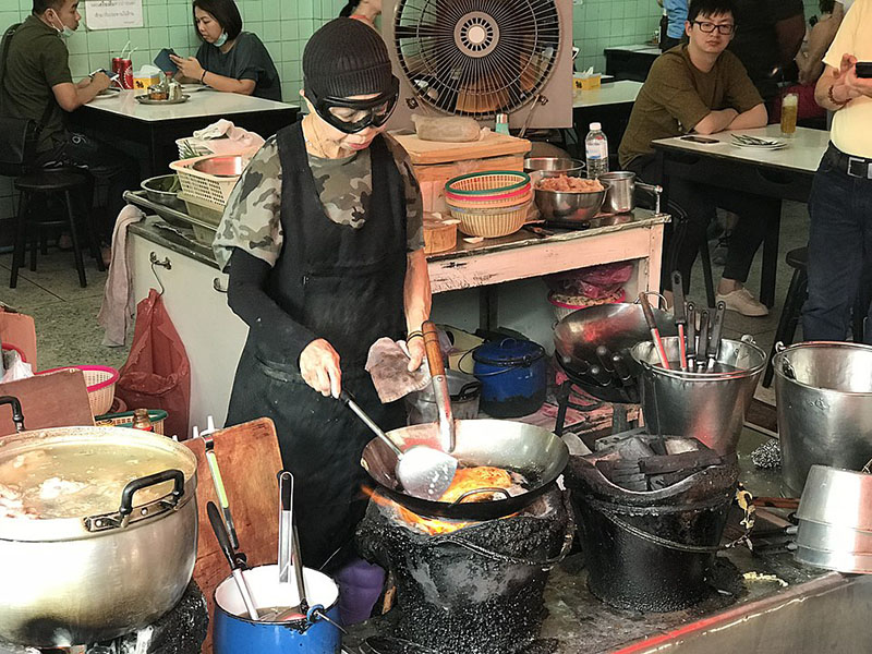 Jay Fai cooking in April 2018. Photo: Sais.isa / Wikimedia Commons