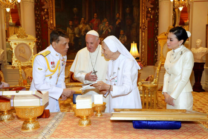 In this photo released by The Royal Household Bureau, Thai King Maha Vajiralongkorn talk to Pope Francis, his cousin Ana Rosa Sivori, and Thai Queen Suthida at Dusit Palace Thursday, Nov. 21, 2019, in Bangkok, Thailand. Photo: The Royal Household Bureau via AP