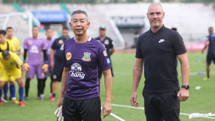 Gen. Apirat Kongsompong during an inspection of Army United Football Club on Jan. 10, 2019. Photo: Army Utd Fanclub / Facebook