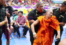 Army Hits Back at Future Forward’s Bill to Scrap Conscription A monk fainted after drawing a ticket which sent him into the military service at a drafting station in Phitsanulok on April 2, 2018.