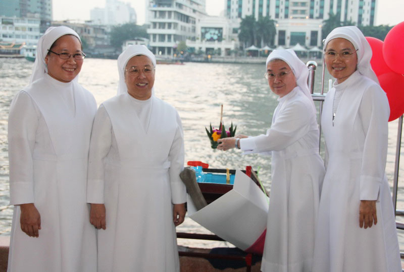 Nuns attending Loy Krathong festival held on Nov. 21, 2010 at Assumption Convent School in Bangkok. Photo: Assumption Convent School 