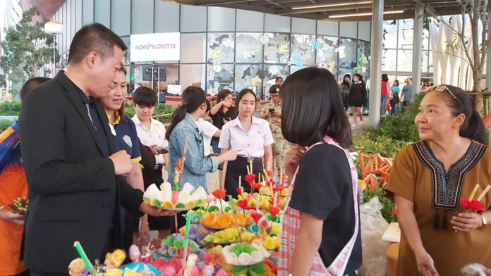 The 15-year-old, who only identified herself to the media as “Orn,” selling krathongs on Nov. 11, 2019 at a stall in front of Central Plaza Nakhon Ratchasima.