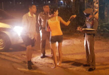 Police Hunt For Pattaya Gold Snatcher A Russian tourist, center, reporting the crime to the police on Nov. 17, 2019.