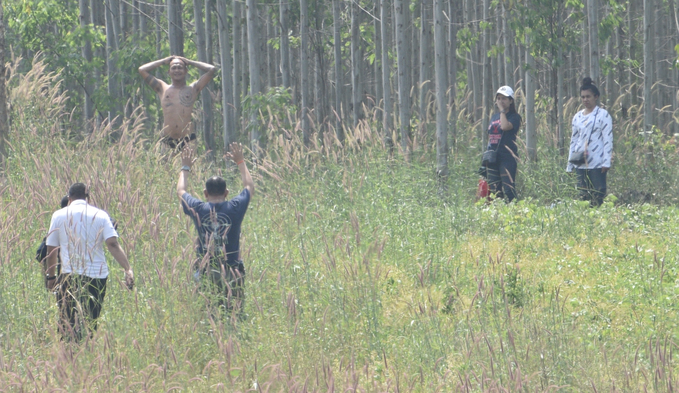 Shirtless Noi surrendering to the police on Nov. 6, 2019 in Khao Chakan, Sa Kaeo.