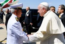 Pope Francis Welcomed by King’s Chief Advisor at Airport Gen. Surayud Chulanont and Pope Francis shake hands Nov. 20, 2019 at Don Mueang Airport. Photo: Government House