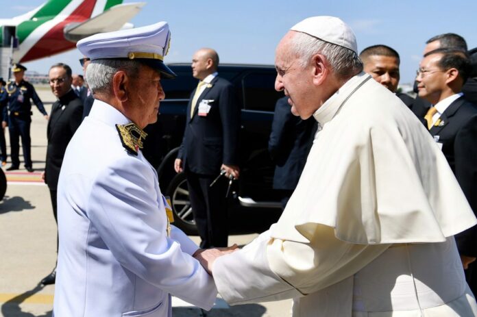 Gen. Surayud Chulanont and Pope Francis shake hands Nov. 20, 2019 at Don Mueang Airport. Photo: Government House Gen. Surayud Chulanont and Pope Francis shake hands Nov. 20, 2019 at Don Mueang Airport. Photo: Government House