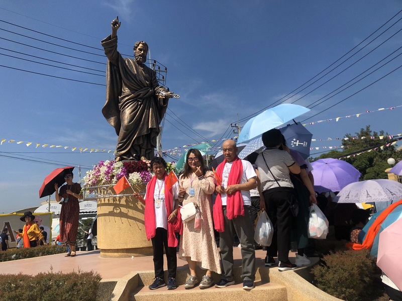 A group of Chinese nationals pose for photos at St. Peter's Parish in Nakhon Pathom province on Nov 22, 2019.