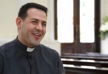 Colombian Priest in Thailand Translates Pope Welcome Song into Spanish (Video)