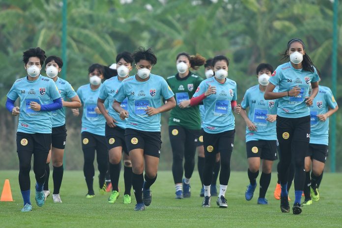 A football team practices while wearing N95 masks in January 2019.