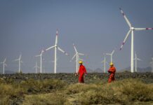 UNEP Chief Lauds China for Global Leadership in Tackling Climate Crisis Workers check equipment at a wind power plant in Urumqi, northwest China's Xinjiang Uygur Autonomous Region, Sept. 18, 2018. Photo: Zhao Ge / Xinhua