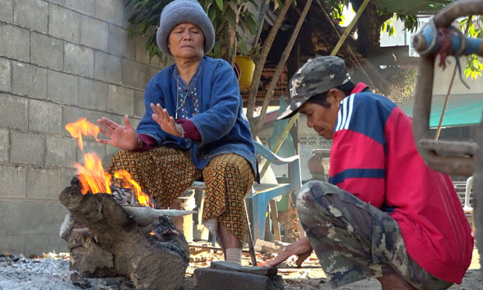 Locals in Kranuan district, Khon Kaen, gather around a campfire to keep warm from the cold on Dec. 3, 2019. Locals in Kranuan district, Khon Kaen, gather around a campfire to keep warm from the cold on Dec. 3, 2019.