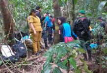Army Admits Killing 3 Unarmed Civilians in Deep South Raid Forensic officials inspect the scene of fatal shootings on Ta We mountain in Narathiwat province on Dec. 17, 2019.