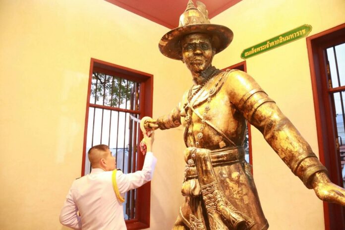 Navy officials present offerings to a statue of King Taksin at the Old Palace in November 2018.