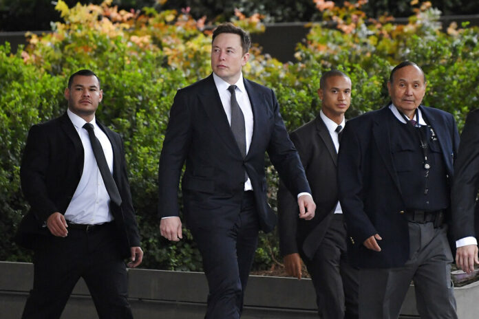 Tesla CEO Elon Musk, second from left, arrives at U.S. District Court Wednesday, Dec. 4, 2019, in Los Angeles. Musk is going on trial for his troublesome tweets in a case pitting the billionaire against a British diver he allegedly dubbed a pedophile. Photo: Mark J. Terrill / AP