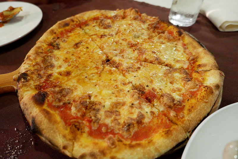 Quattro 4 Formaggi Pizza (320 baht).