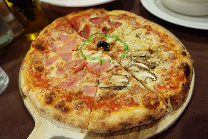 Quattro Stagioni Pizza (320 baht).