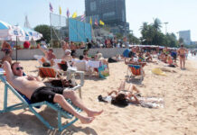 More Tourists, Less Spending for 2019 New Year’s Eve Season Foreign tourists relax on Pattaya Beach in a December 2014 file photo.