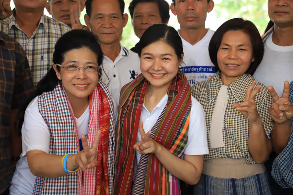 Jiraporn Sinthuprai, center, campaigns for the Pheu Thai party on March 14, 2019 in Roi Et province. Photo: Jiraporn Sinthuprai / Facebook