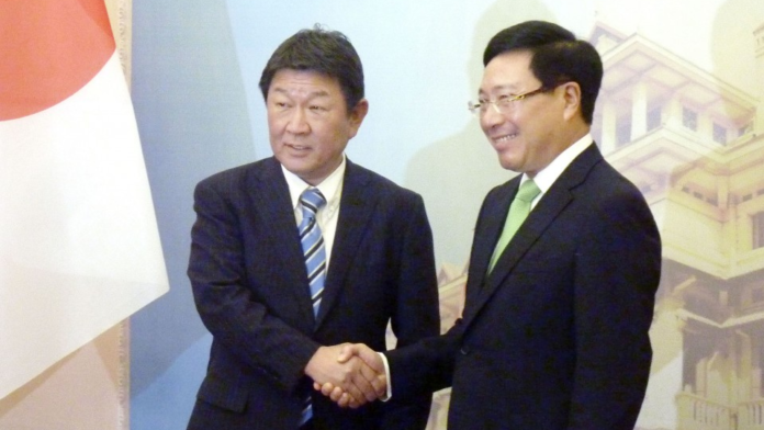 Japanese Foreign Minister Toshimitsu Motegi and his Vietnamese counterpart Pham Binh Minh
