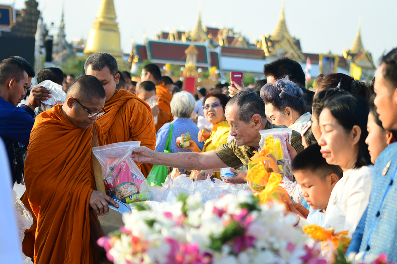 Devotees give alms to monks Jan. 1, 2020 at Sanam Luang.