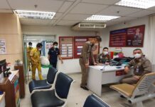 Foreigner’s Death Inside Airport Jail Blamed on ‘Illness’ Body of Hungarian national Balog Laszlo is carried out of Suvarnabhumi Airport Police Station on Jan. 26, 2020.