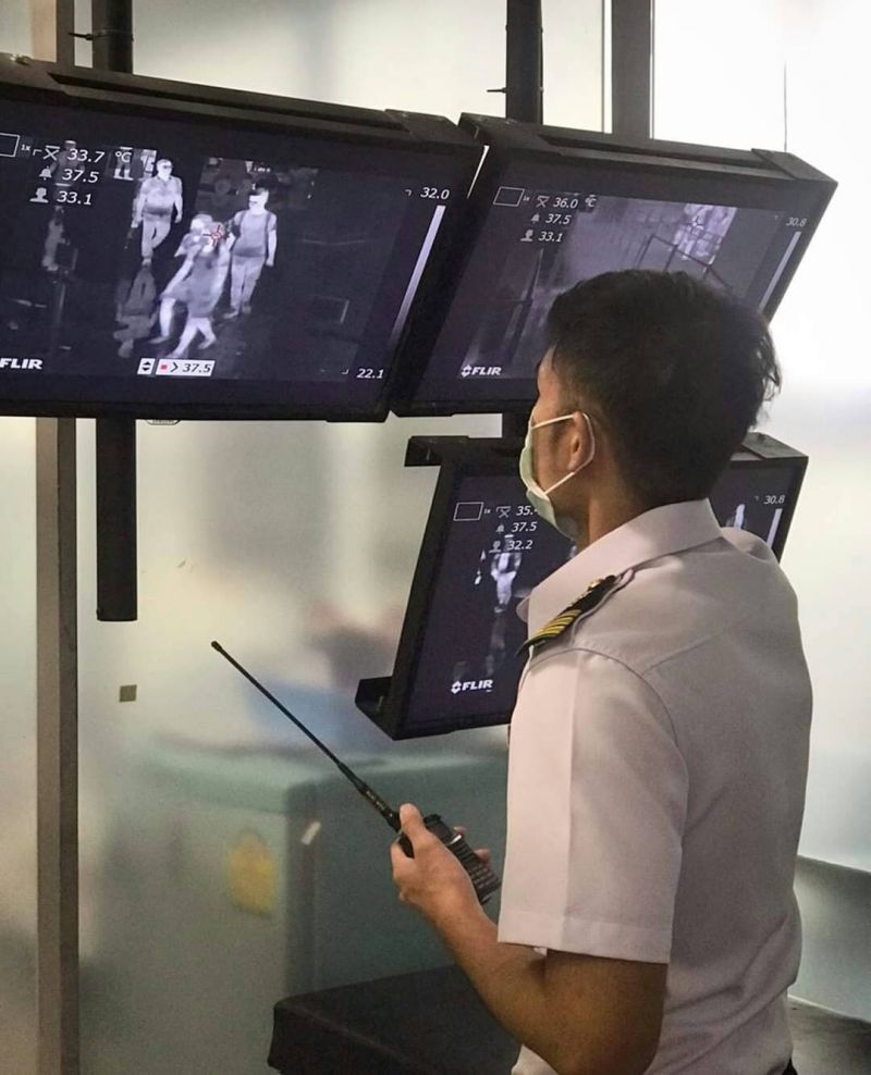 A quarantine officer screens passengers at the arrival hall before immigration checkpoint. Photo: Offta Nattapon / Facebook