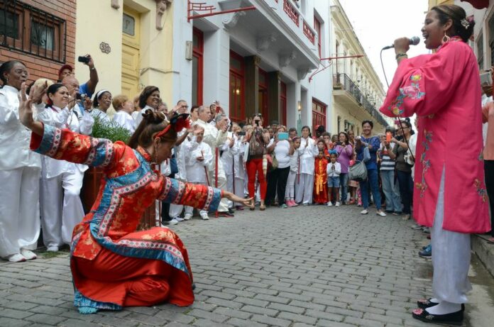 People perform during the Chinese Lunar New Year celebration in Havana, Cuba, on Jan. 28, 2017. (Xinhua/Joaquin Hernandez)