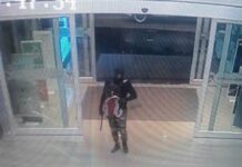 Police Hunt For Suspect Who Killed 3 in Lopburi Gold Heist A still from CCTV footage showing the suspect walking into Robinson shopping mall with a handgun on Jan. 9, 2020.