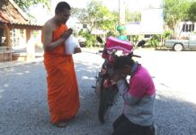 Monk Accepts Offerings on Delivery App, Gives Blessing via Video Call