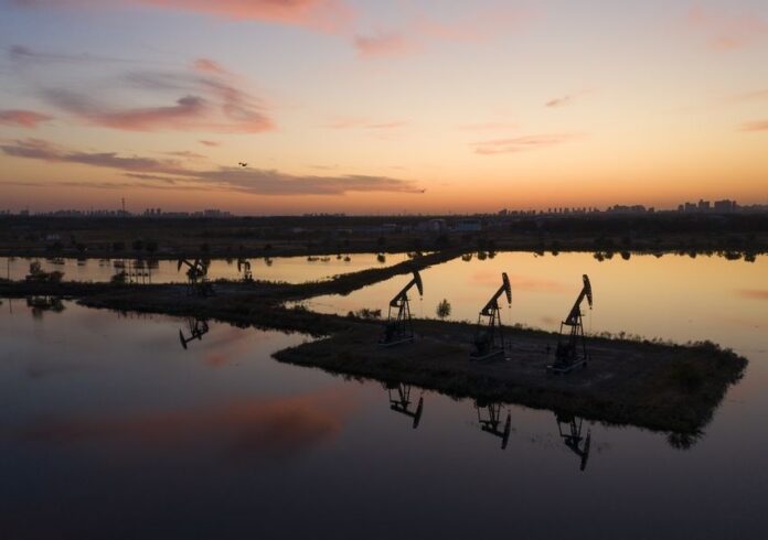Sunset at Daqing Oilfield, China's largest oil production base, in Daqing, northeast China's Heilongjiang Province. (Xinhua/Xie Jianfei)