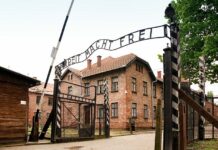 Forbidden Love Between a Jew and a SS Guard Comes to Bangkok Opera A gate of Auschwitz Concentration Camp. Photo: xiquinhosilva / Flickr