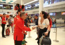 Tourism Chief Shoots Down Cash Handout Plan for Foreigners An official welcomes a tourist at Phuket Airport on Jan. 23, 2020.