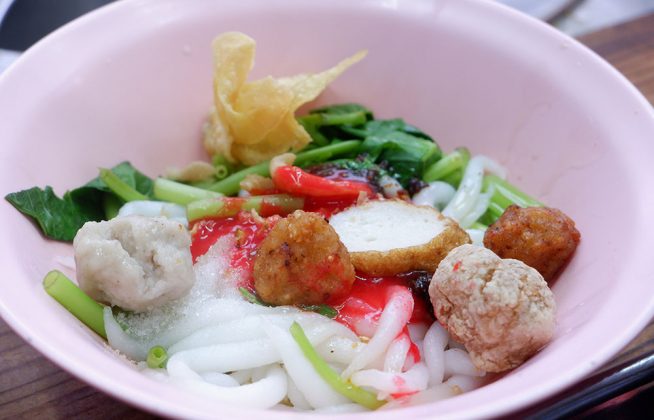 A bowl of giam-ee noodles with yentafo sauce (40 baht).