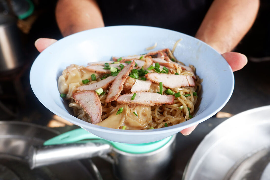 A bowl of 45 baht noodles from the noodle shop in Soi Chan 43.