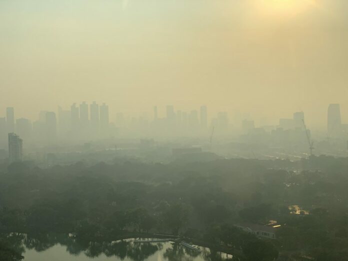 Smog over Bangkok on Jan. 10, 2019. Photo: Gusgust1993 / Twitter Smog over Bangkok on Jan. 10, 2019. Photo: Gusgust1993 / Twitter