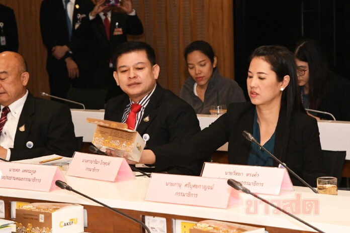A file photo of Parina Kraikup, right, and Sira Jenjaka, left, during a House Committee on anti-corruption meeting.