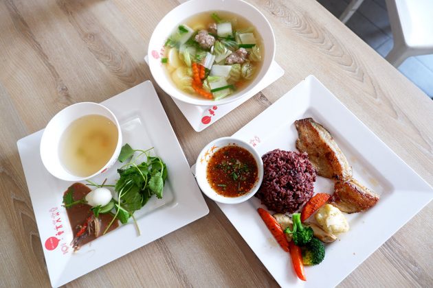 Free chicken broth, veggies, and chili dip, tom jeud soup (50 baht), and riceberry rice with Nile tilapia (70 baht).