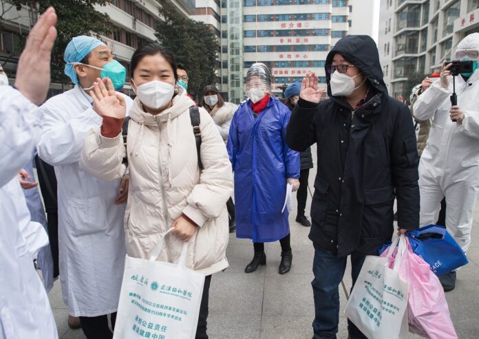 Medical workers diagnosed with the novel coronavirus (2019-nCoV) pneumonia are cured and discharged from a hospital in Wuhan, central China's Hubei Province, Jan. 28, 2020. (Xinhua/Xiao Yijiu)